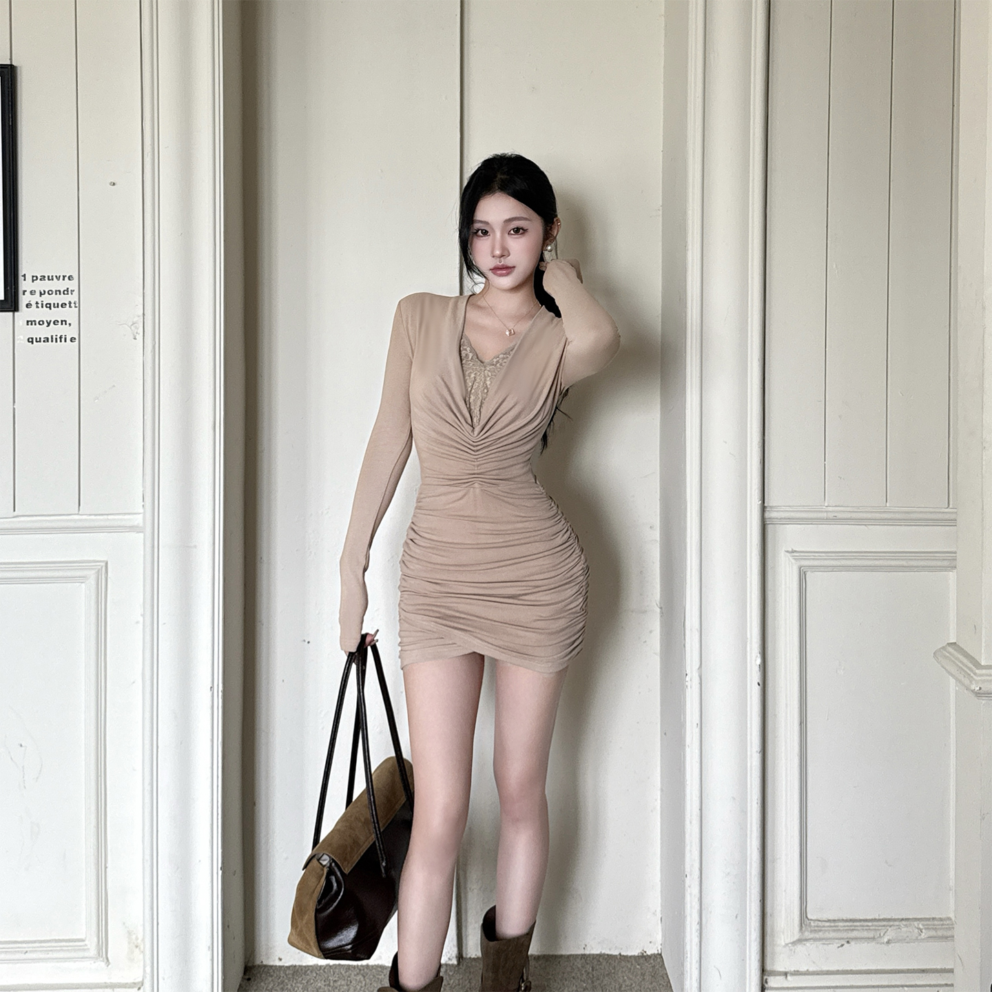 KaDaiShan纯欲蕾丝深v领包臀连衣裙秋季2025爆款褶皱显瘦辣妹短裙