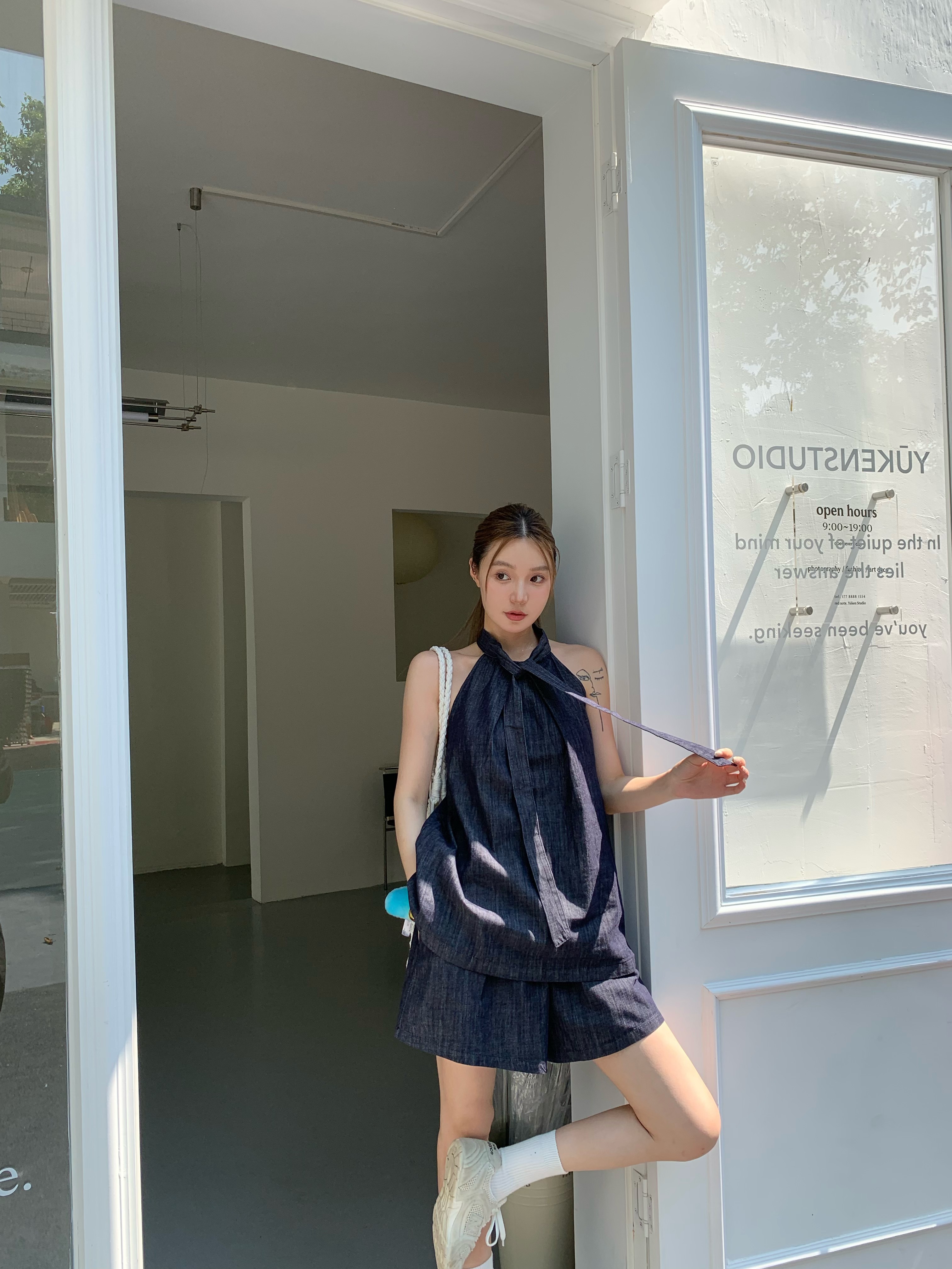 【番茄妹妹】环保水洗柔软透气感牛仔挂脖宽松上衣阔腿短裤时尚套装