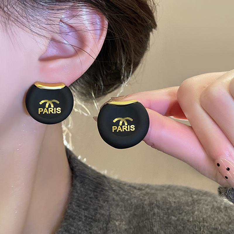 铜合金耳饰 黑色圆形字母耳钉轻奢高级感气质耳环2024新款耳饰女