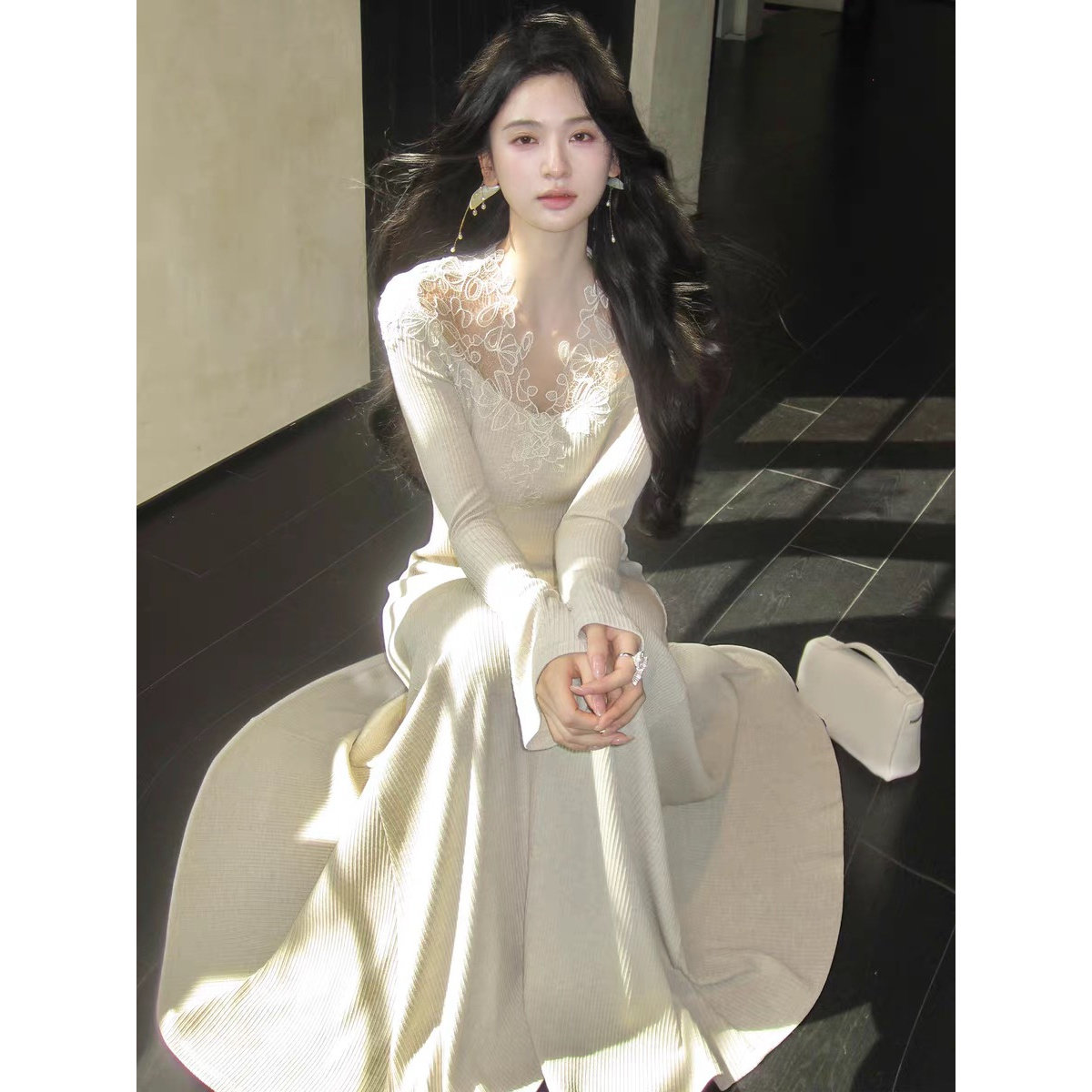 温柔氛围感蕾丝v领针织连衣裙收腰显瘦a摆长裙