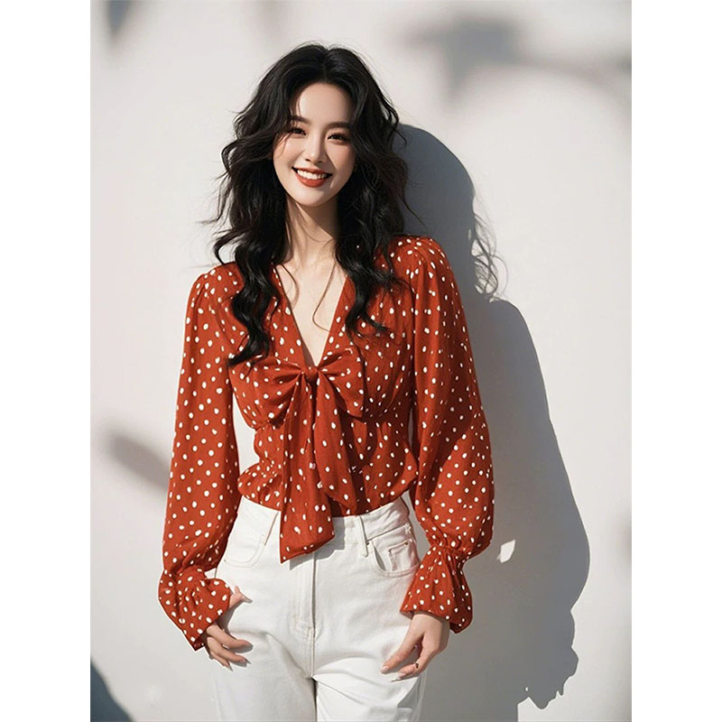 2025年爆款小衫法式高级感复古红色v领蝴蝶结系带喇叭袖衬衫女春