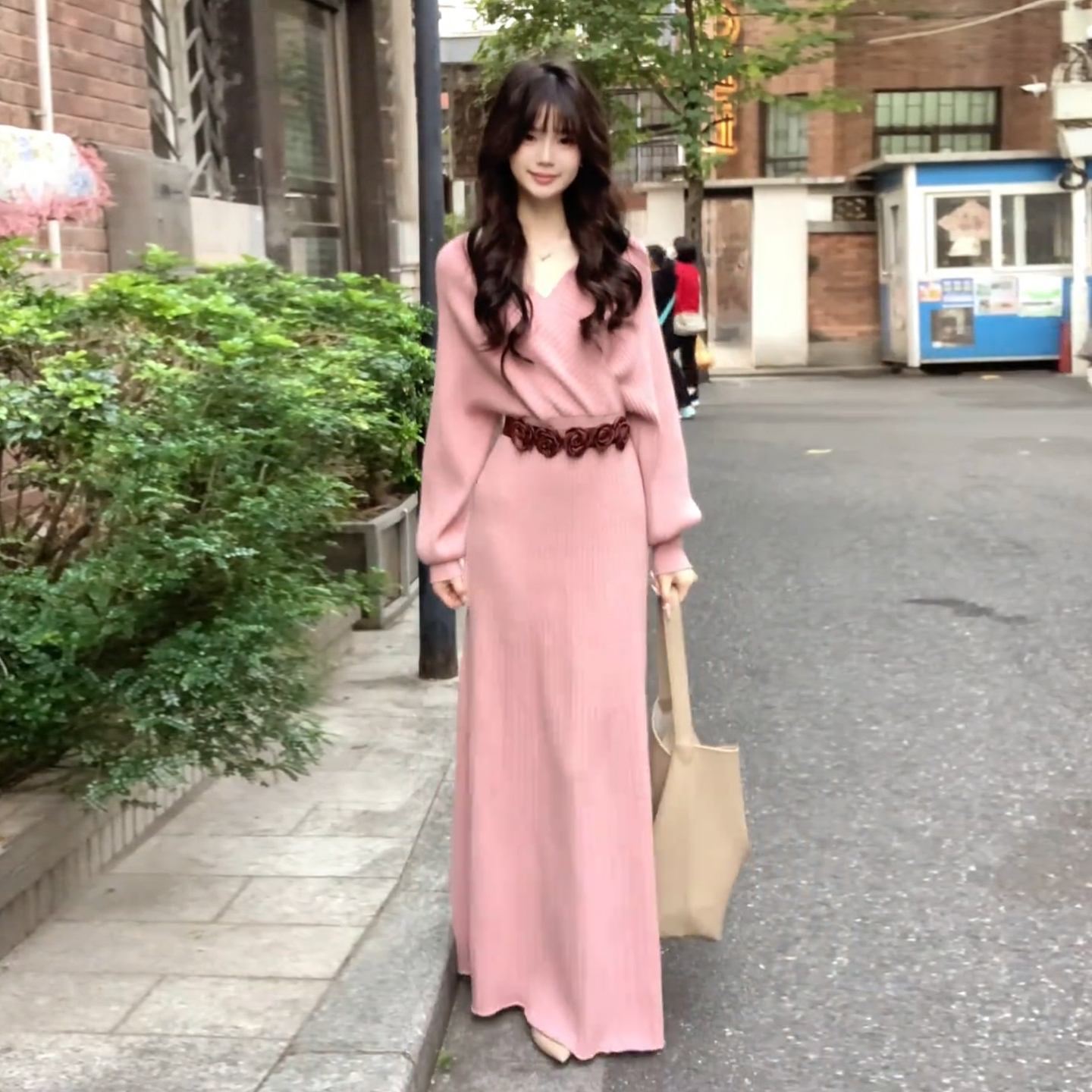 粉色V领针织连衣裙女秋冬季2025新款超好看气质内搭收腰包臀长裙