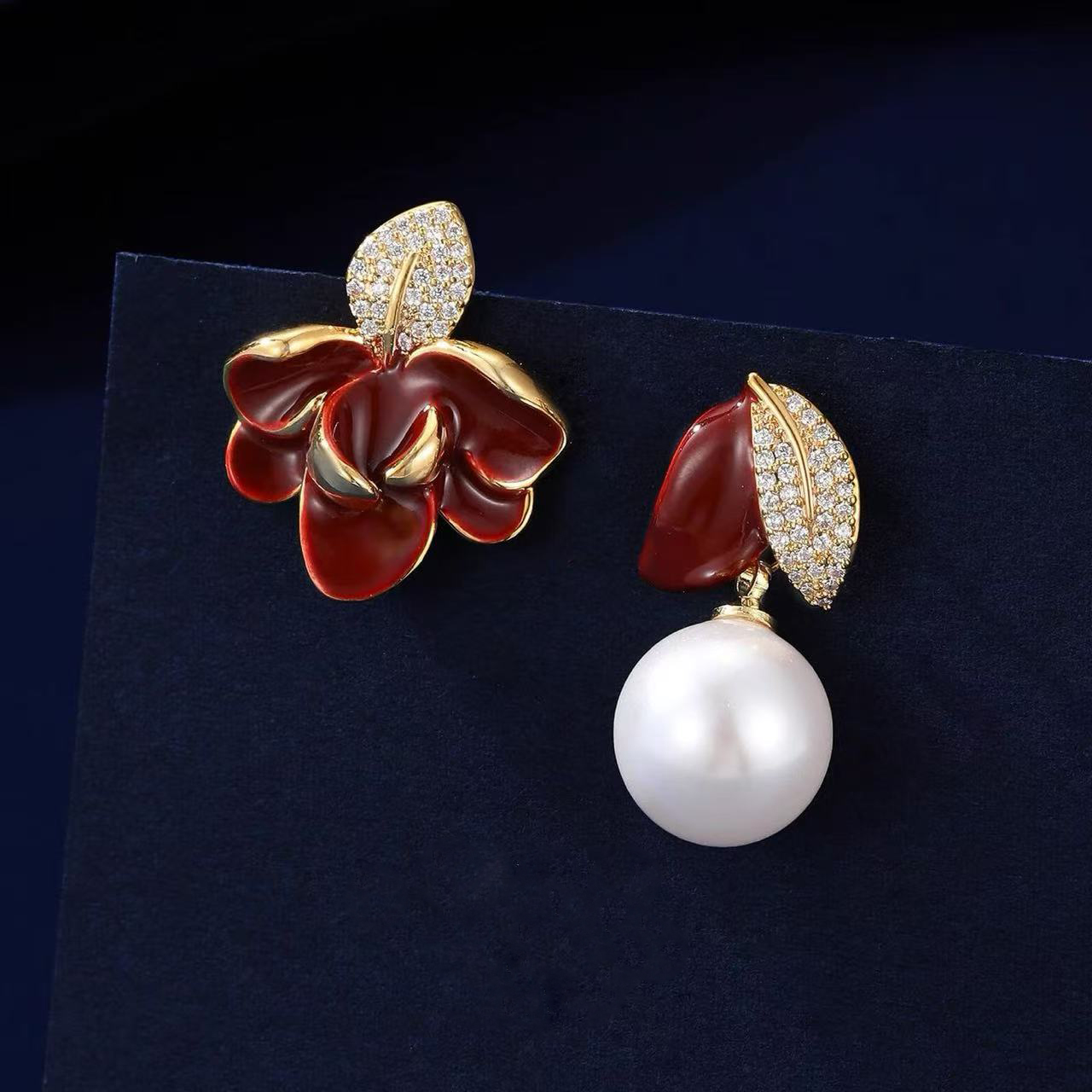 铜合金合成锆石耳饰 酒红色不对称耳钉女高级感新年耳环珍珠秋冬