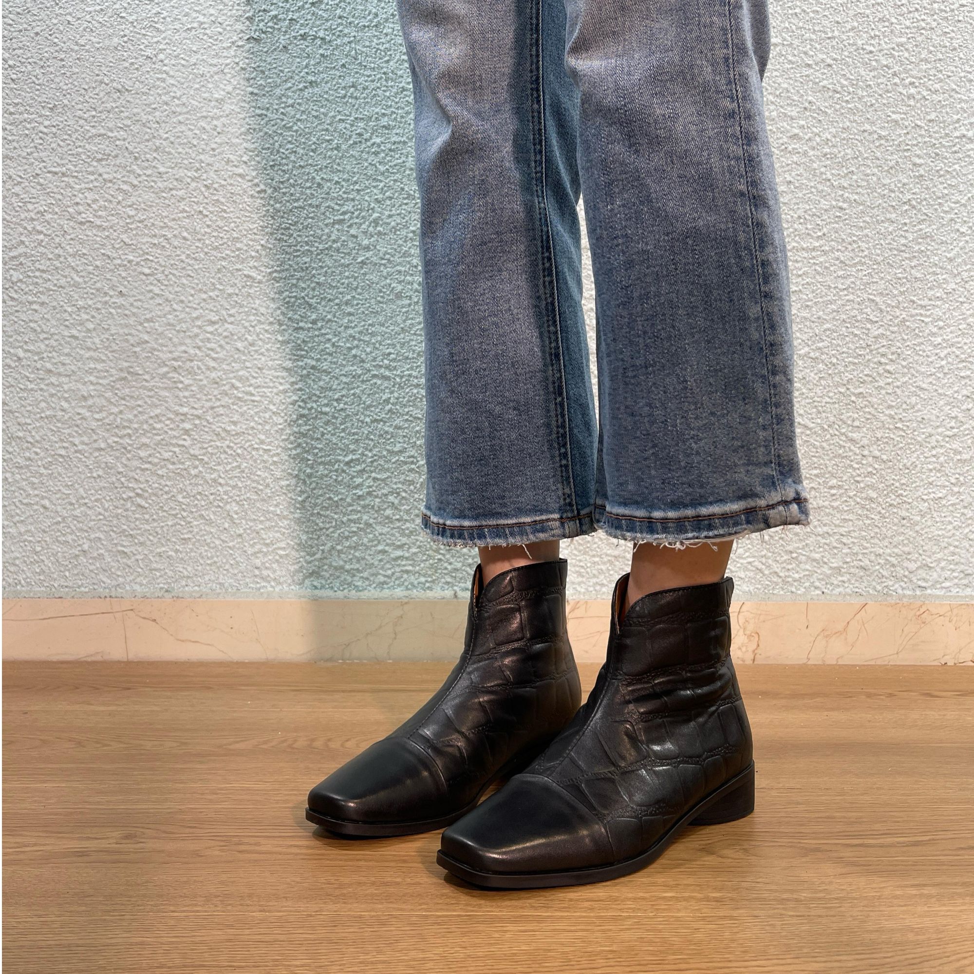 短筒靴女2025秋季新款柔软真皮设计感复古气质简约通勤时装短靴