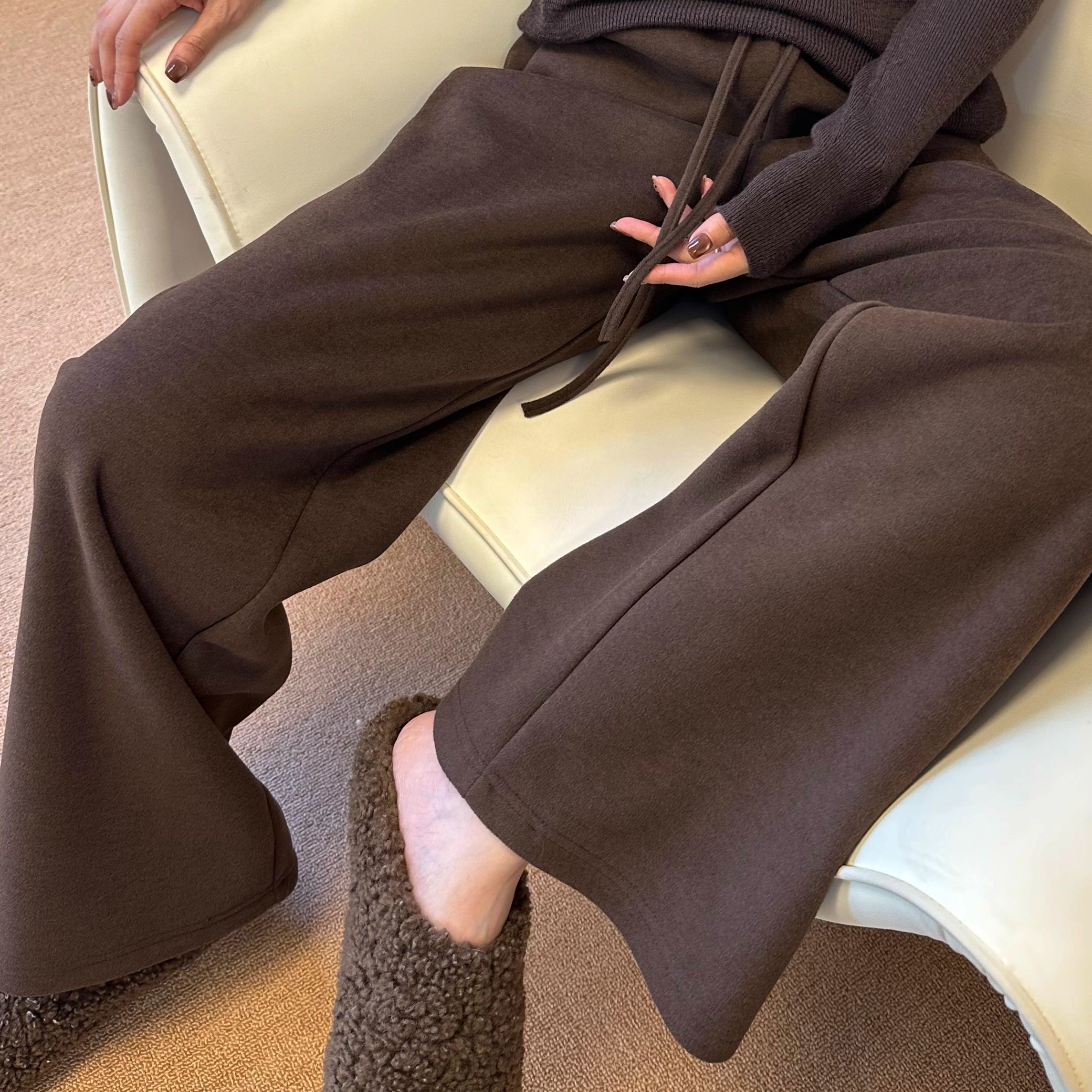 棕色窄版直筒裤女2025秋冬新款糯米醋酸阔腿裤垂感咖色云朵休闲裤