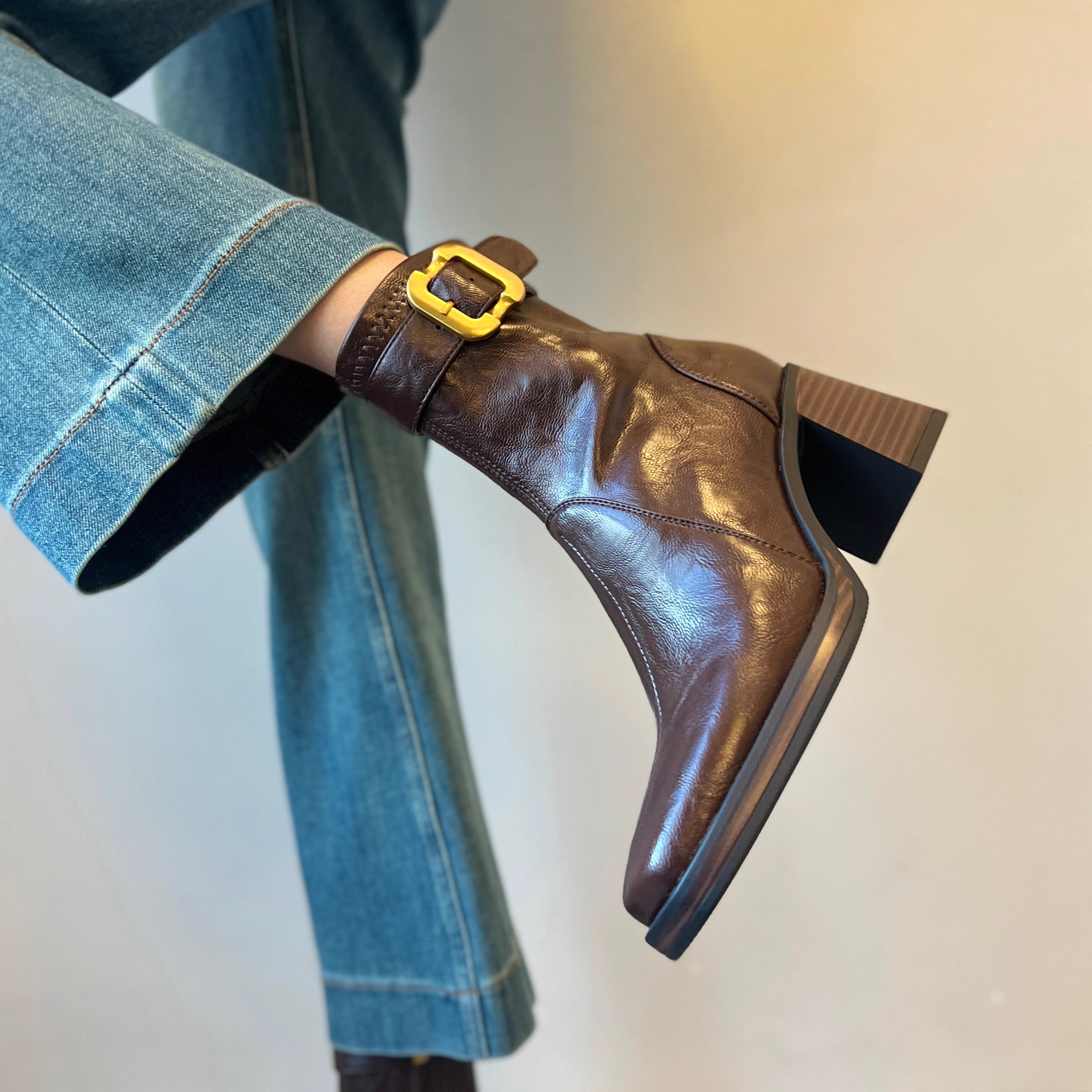 方头高跟短靴女轻奢粗跟瘦瘦靴2025秋冬新款韩版软面百搭显瘦靴子