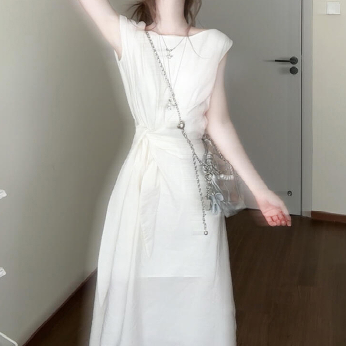 0夏季新款法式气质白色无袖连衣裙子女装独特别致度假穿搭长裙