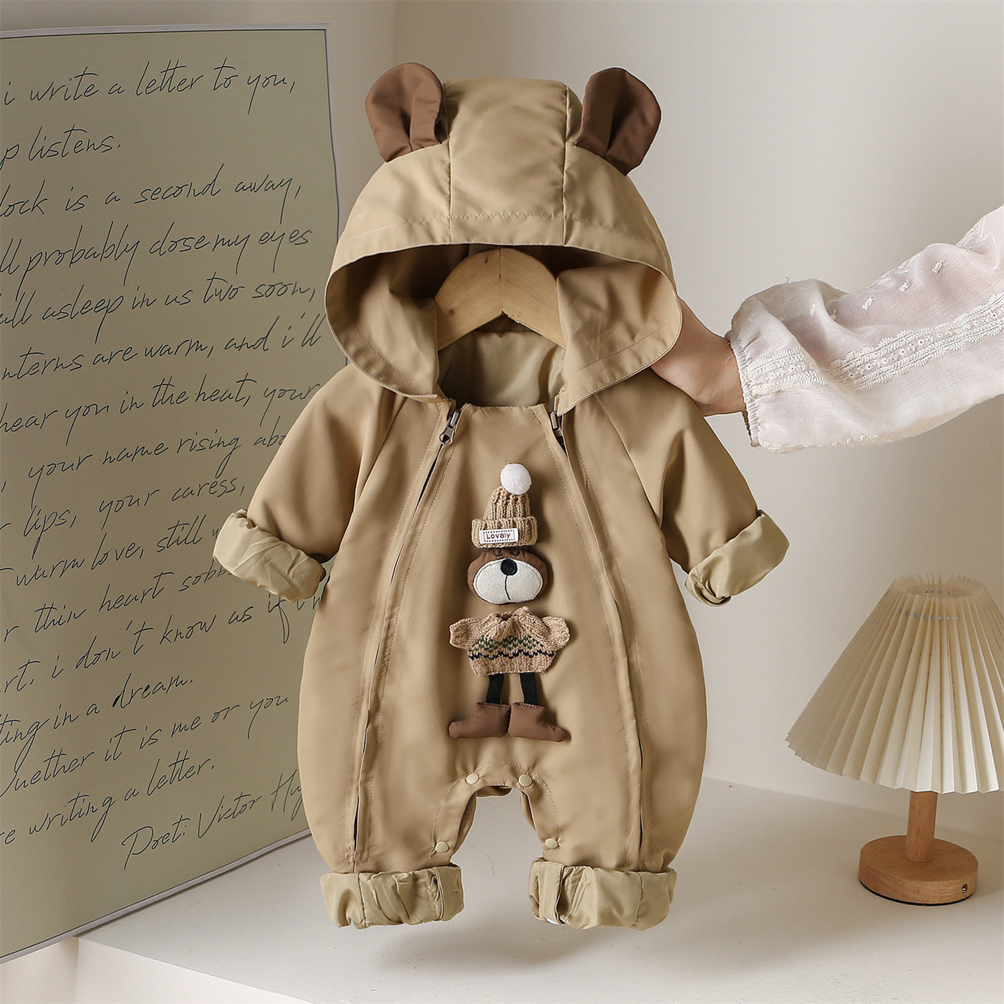 婴儿冲锋衣秋装外套可爱卡通连帽爬爬服新生儿三防外出服春秋哈衣