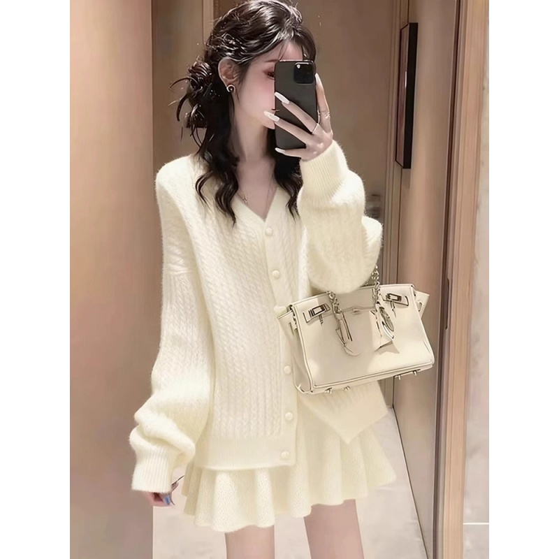 小个子米白色毛衣套装2026新款秋冬慵懒风穿搭针织上衣短裙两件套
