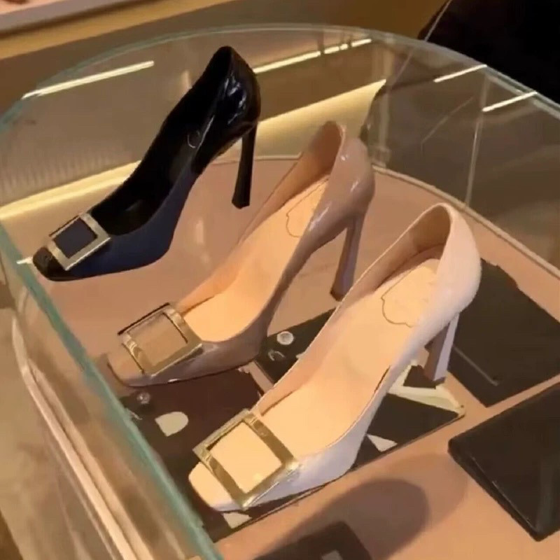 2025年秋季新款网红香蕉跟漆皮方扣单鞋女细跟方头职业通勤高跟鞋