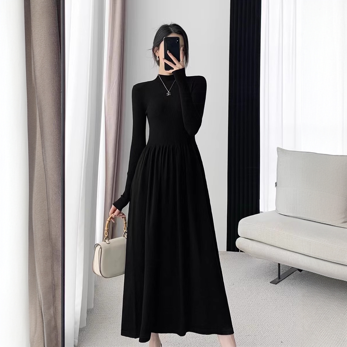 半高领赫本风小黑裙秋季气质显瘦高级长裙内搭高级法式收腰连衣裙