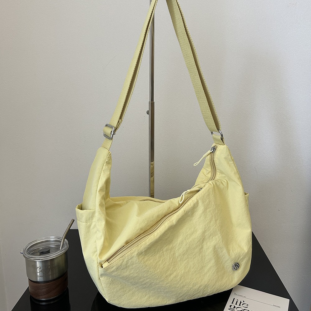 小众新款时尚百搭女士单肩斜挎背包大容量休闲简约多隔层防水健身