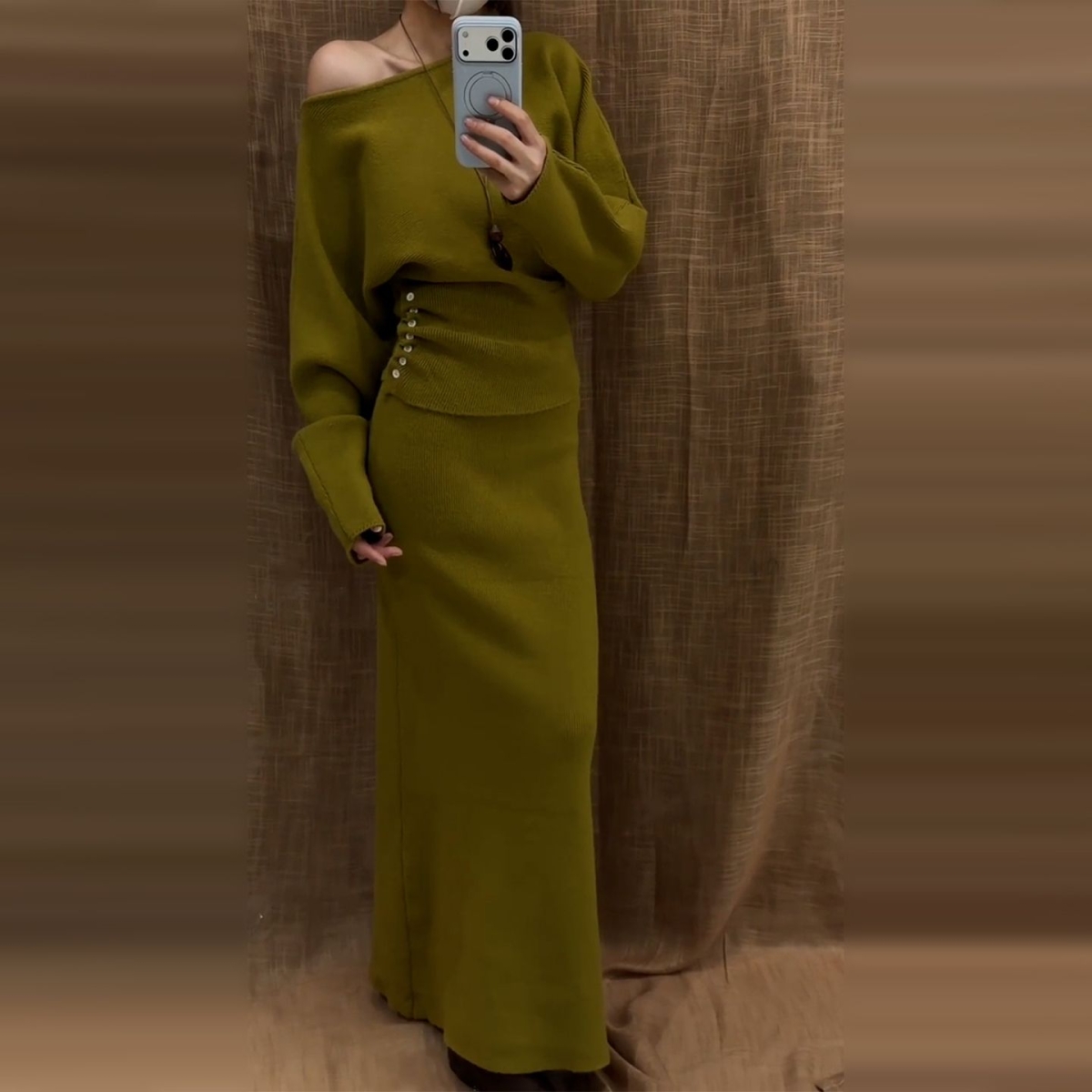 法式高级感绿色斜肩t恤连衣裙子套装女秋冬2025新款收腰包臀长裙