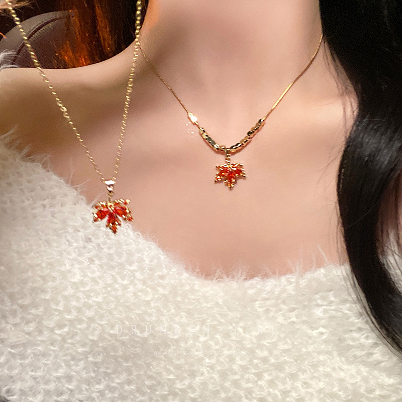 钛钢项链 红色枫叶吊坠项链女小众百搭锁骨链轻奢高级感秋冬配饰