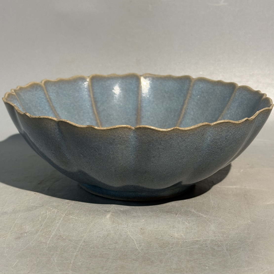 钧窑双鱼葵口碗，口直径18.6cm，高6.2cm，老钧瓷，旧藏，喜欢的来陶瓷