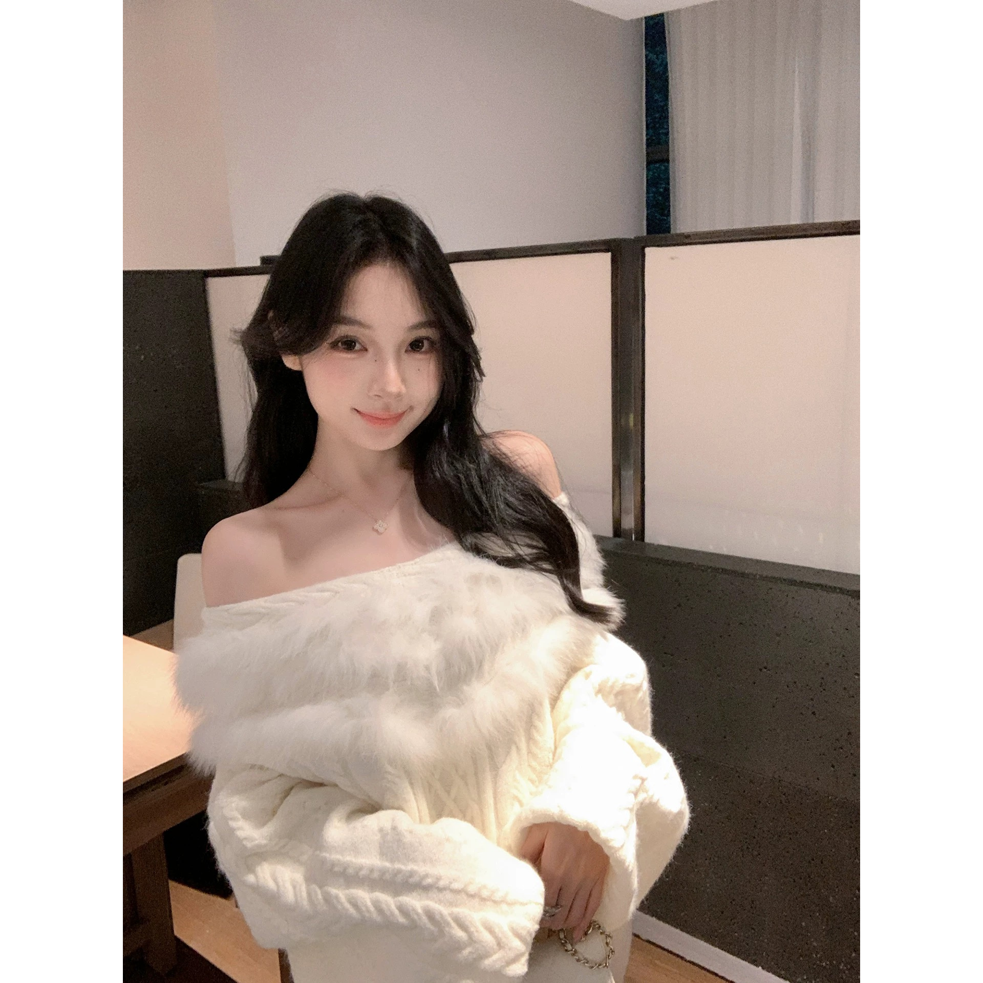 溪溪靓衫 白色加厚毛衣女露肩一字肩上衣中长款纯欲风外穿