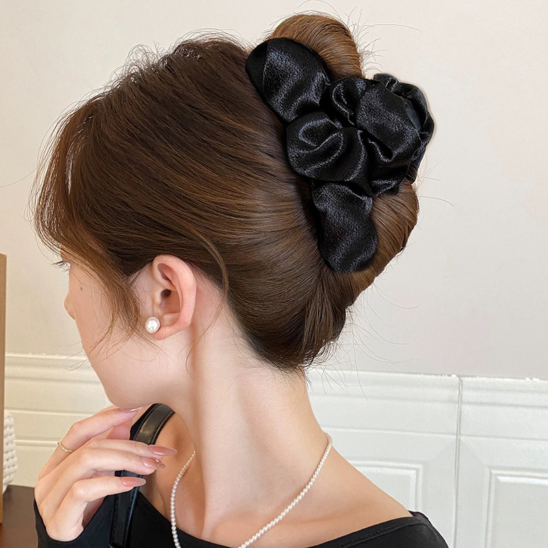 褶皱缎面抓夹女2025发饰新款云朵发夹后脑勺鲨鱼夹头饰夹子氛围感