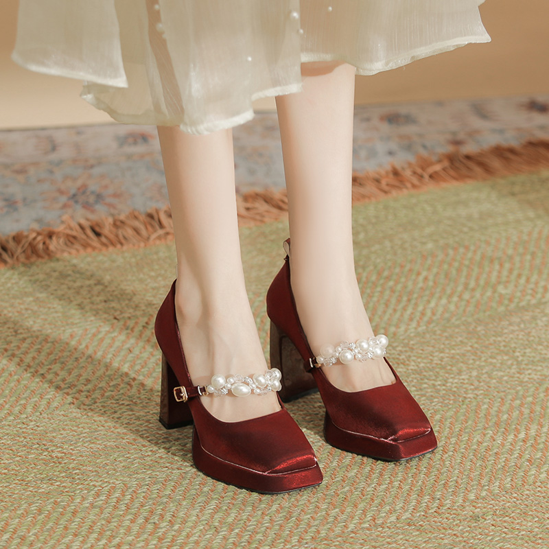防水台玛丽珍绸面新娘婚鞋女百搭不累脚粗跟单鞋珍珠一字带高跟鞋