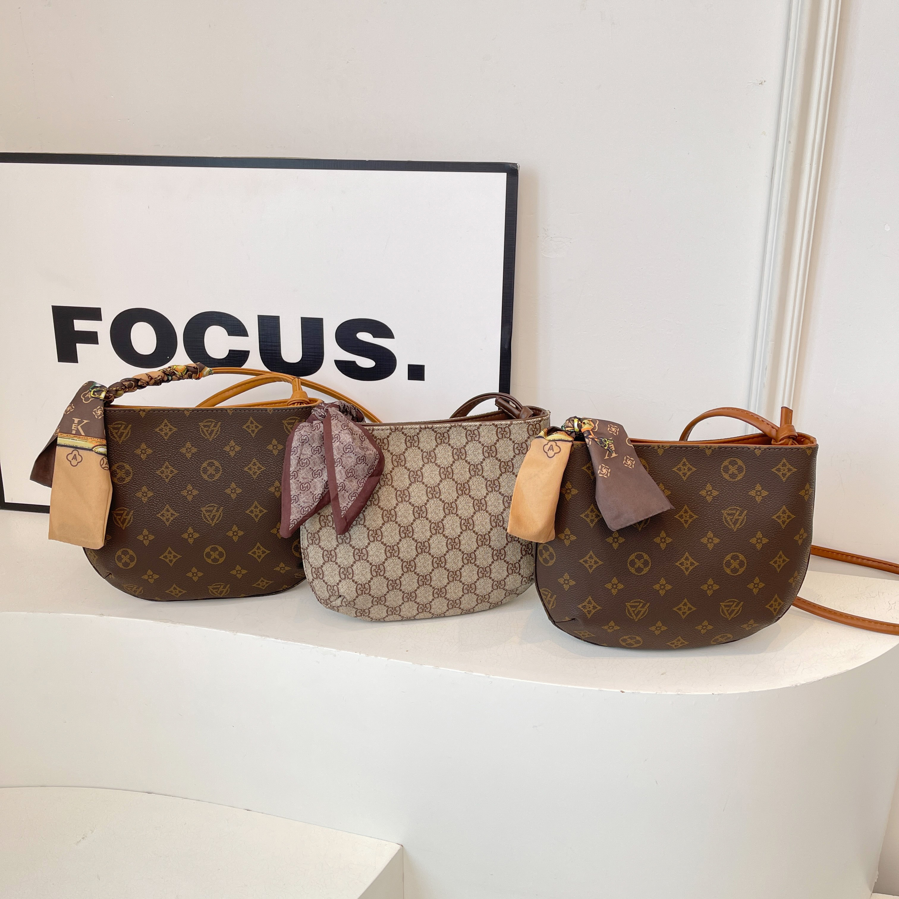 港风简约斜挎女包女款马鞍单肩包妈妈小包轻奢时尚休闲百搭女士