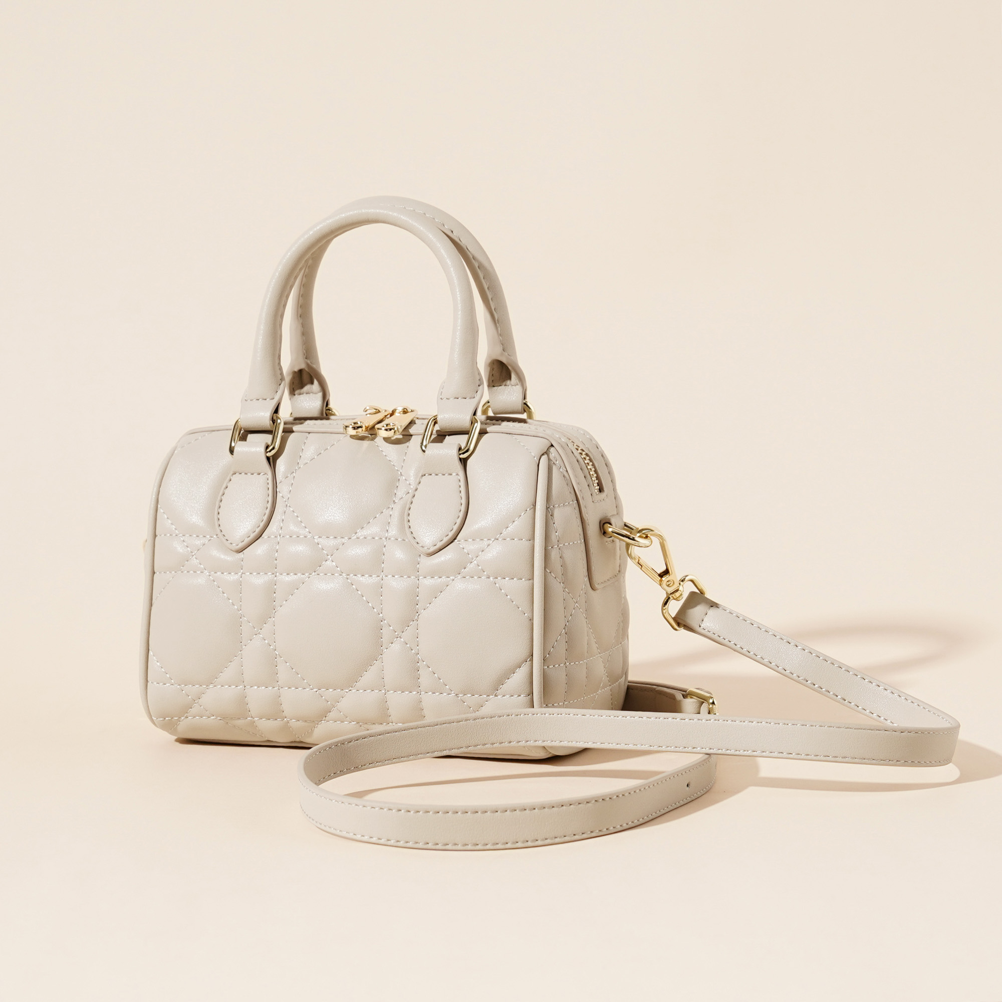 岩牛新款白色时尚女士百搭小众真皮波士顿YN3573