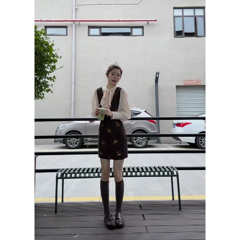 新款超火秋装时尚精致富家千金小香风高级感衬衫背心裙减龄穿搭女