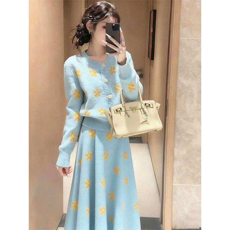秋冬温柔富家千金感巨好看的慵懒松弛感小香风蓝色针织连衣裙套装