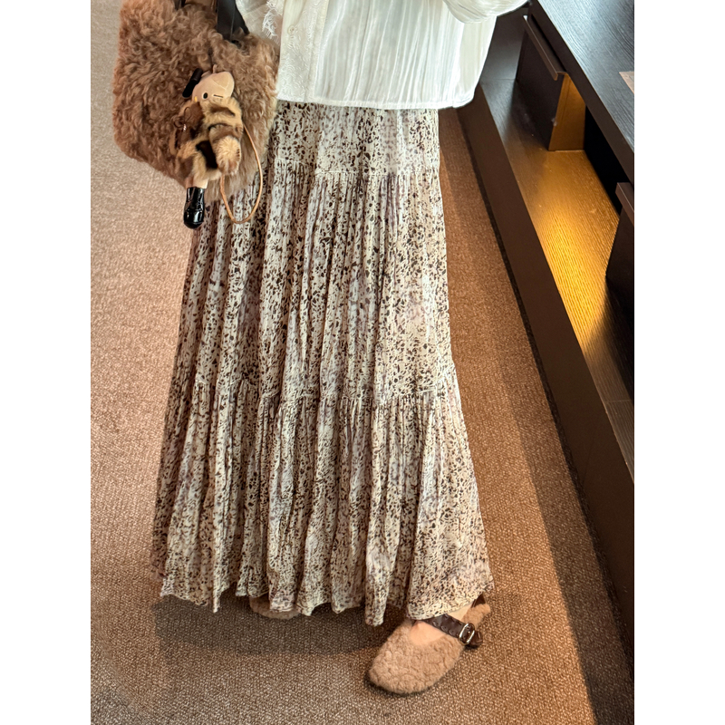 张涩涩“鎏金豹釉”豹纹也温柔 逾3米大裙摆丝绒烂花半身裙