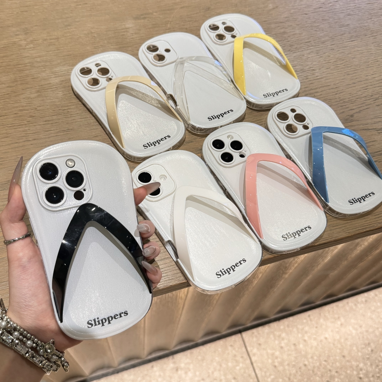 简约白底英文人字拖壳适用于苹果iPhone16/15/14/13promax手机壳