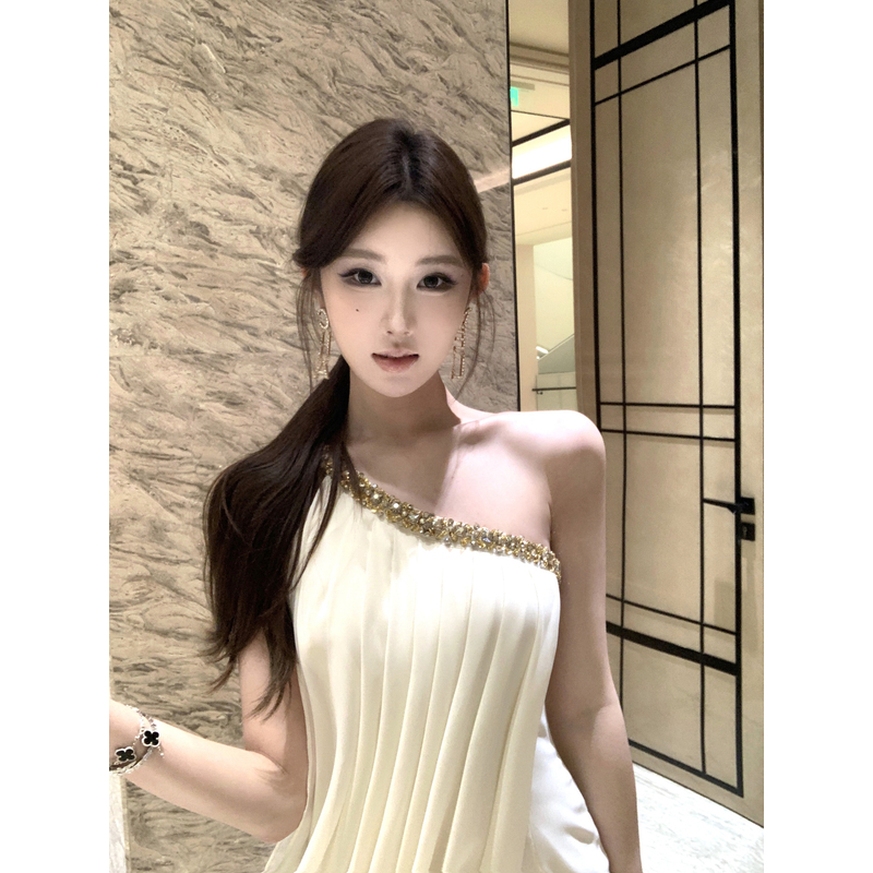 气质无袖连衣裙女名媛高级感重工镶钻性感斜领露肩收腰包臀短裙子