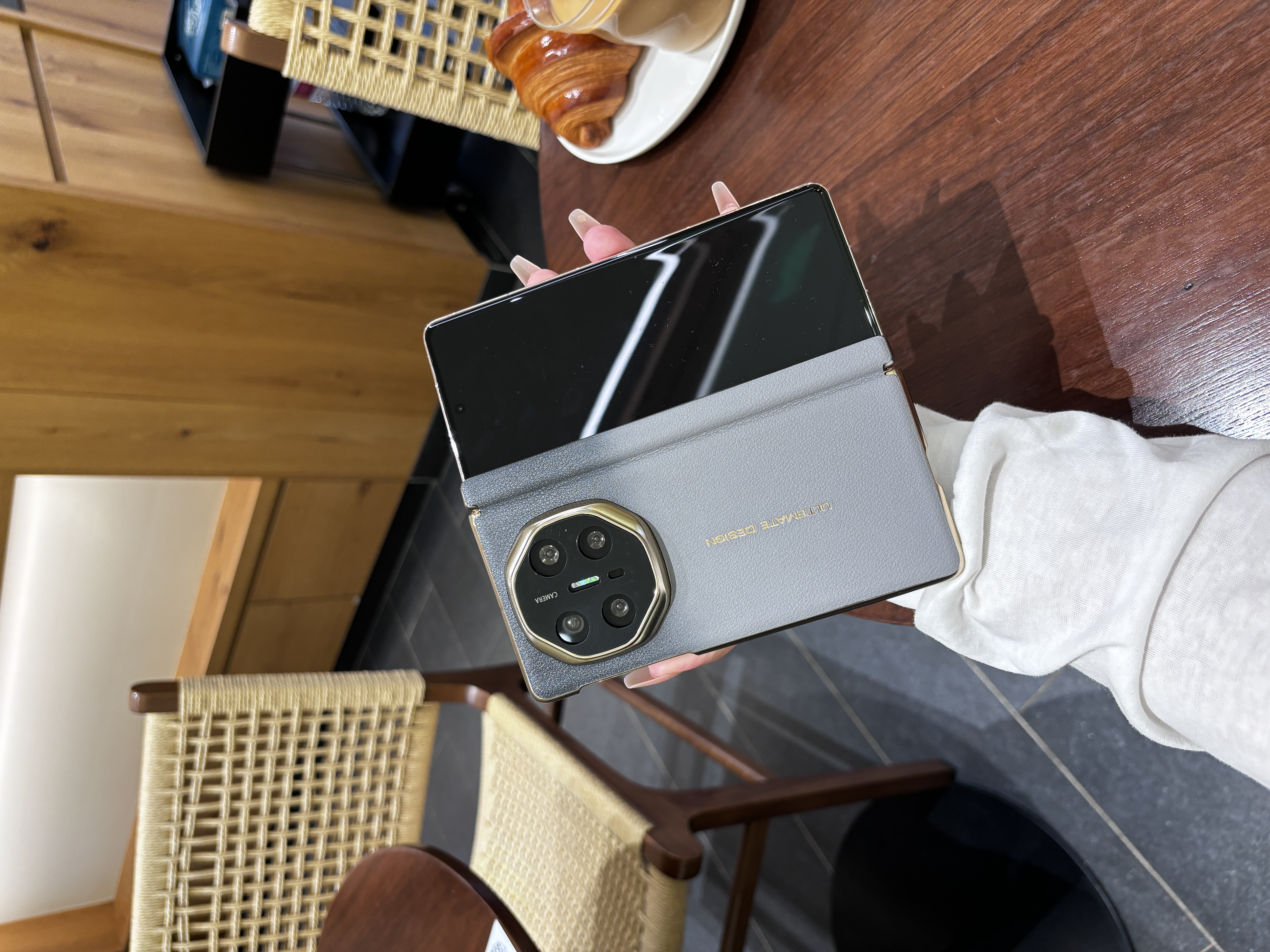 适用于华为MateX6/MateX5纯皮渐变色双中轴手机壳 磁吸支架双中轴