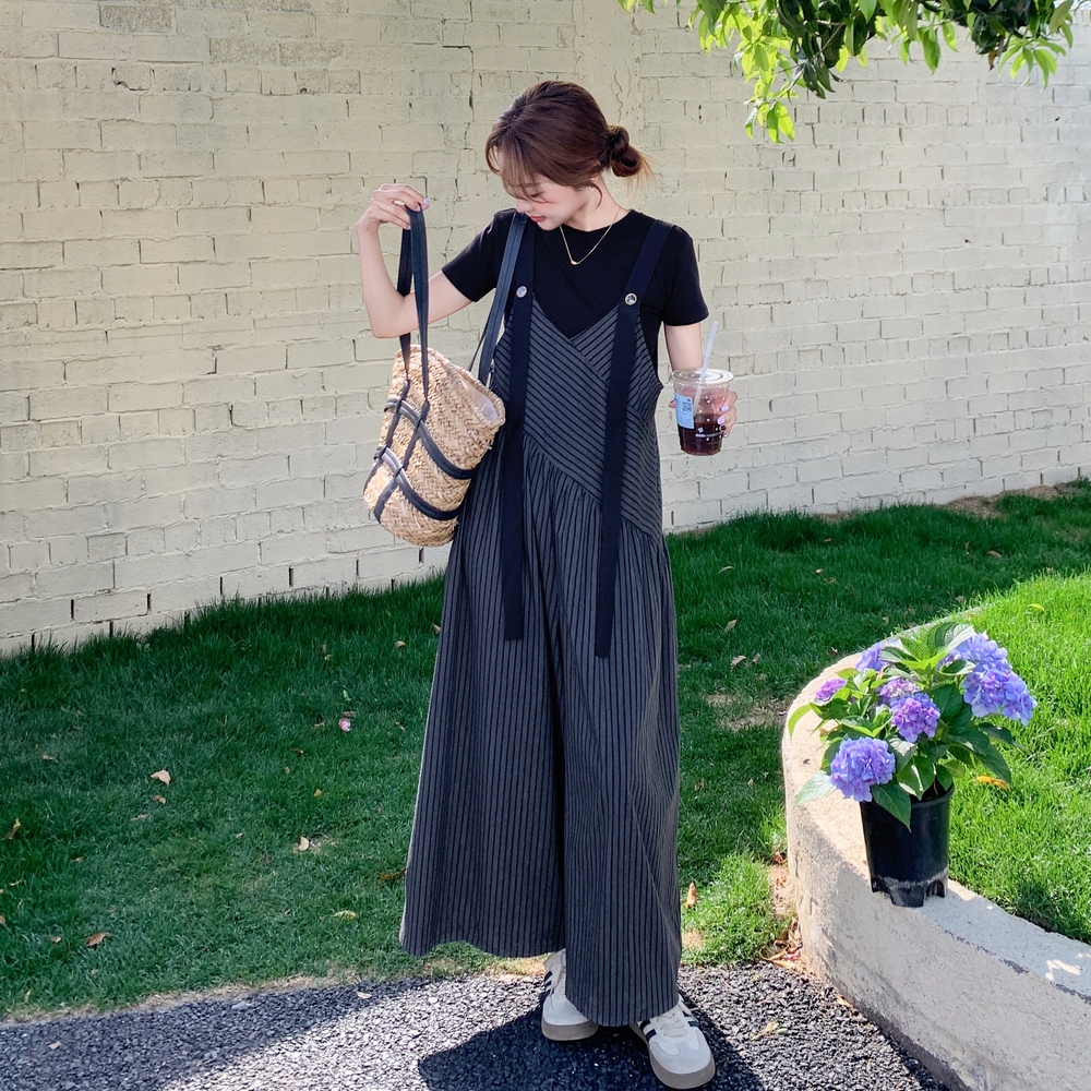 条纹背带裤套装女夏季2025新款休闲风大方得体穿搭黑色T恤两件套