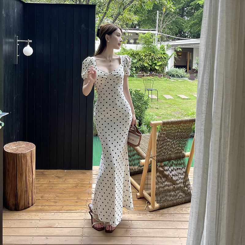 法式纯欲方领波点连衣裙赫本风复古气质优雅出游约会修身包臀长裙