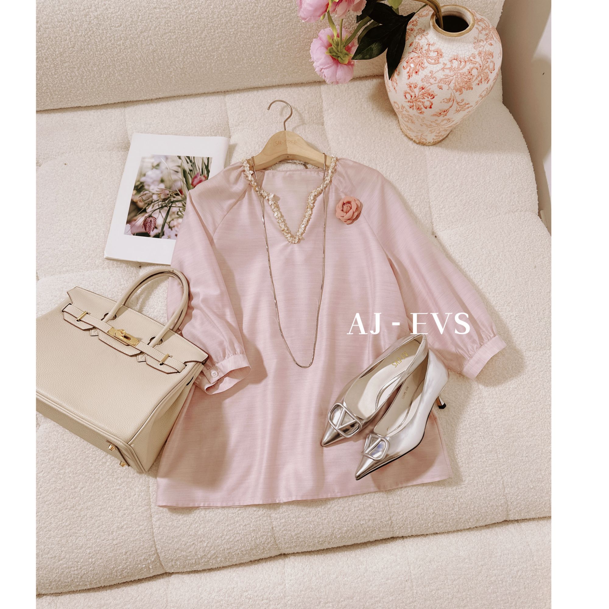 AJ-EVS【温柔花语· 优雅浪漫手工钉珠V领中袖上衣】