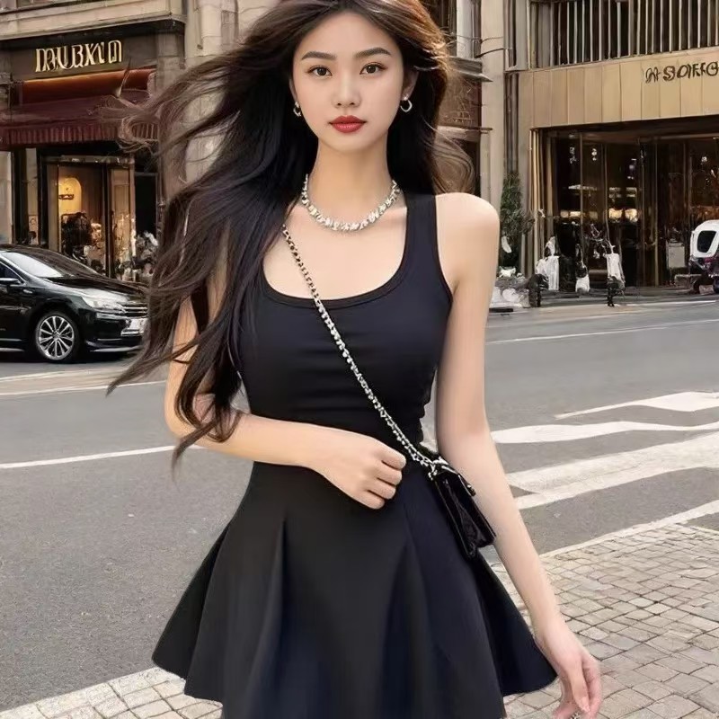 2025轻奢纯欲性感方领无袖高级感收腰黑色背心女夏季新款连衣裙潮