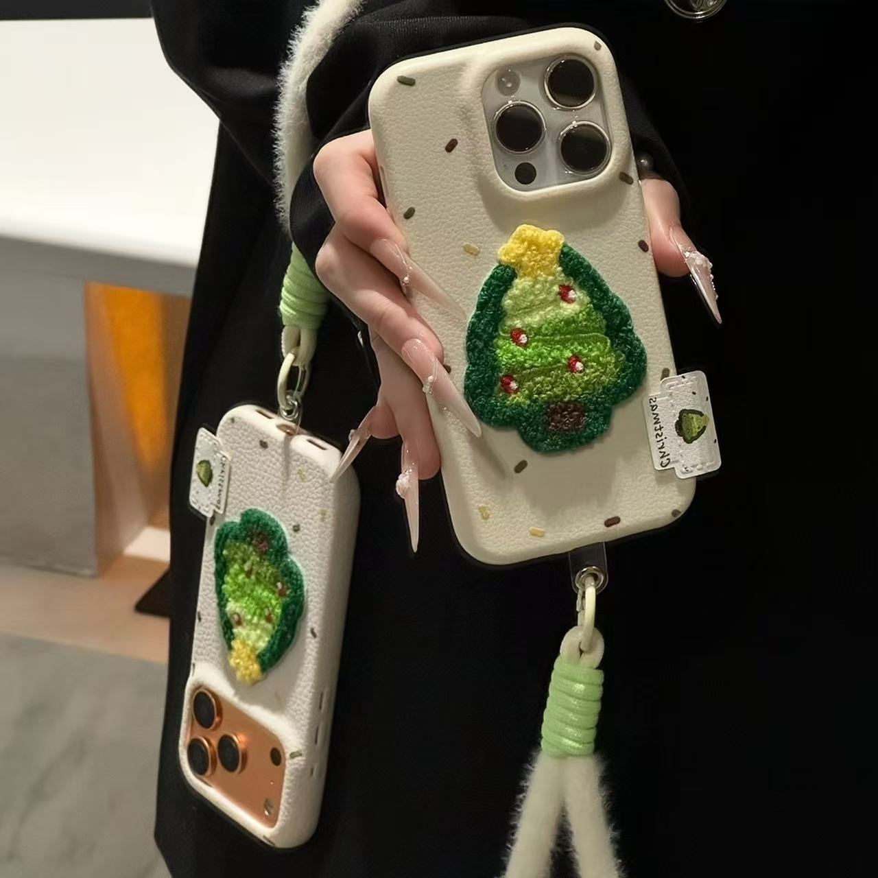 毛绒刺绣圣诞树挂绳适用苹果16/17promax手机壳小米15vivoppo华为