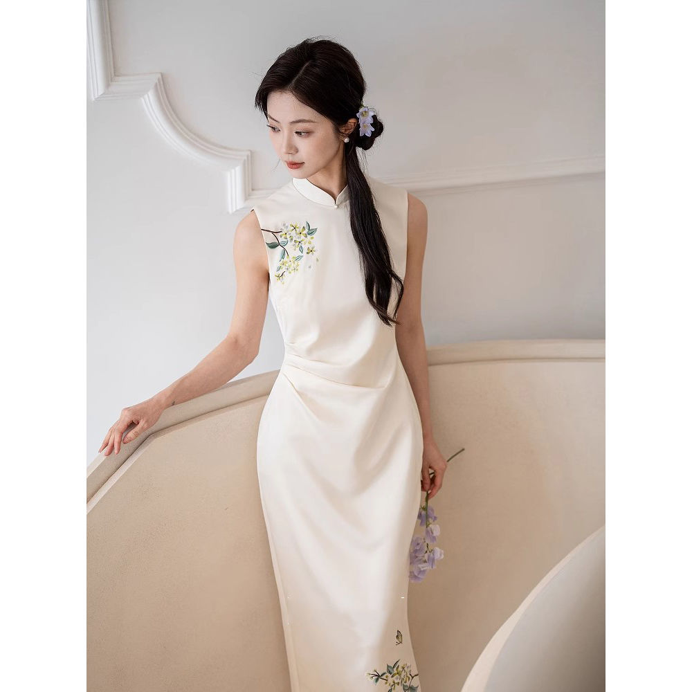 新中式温柔文艺白色刺绣旗袍女2025夏季新款高级感订婚礼服连衣裙