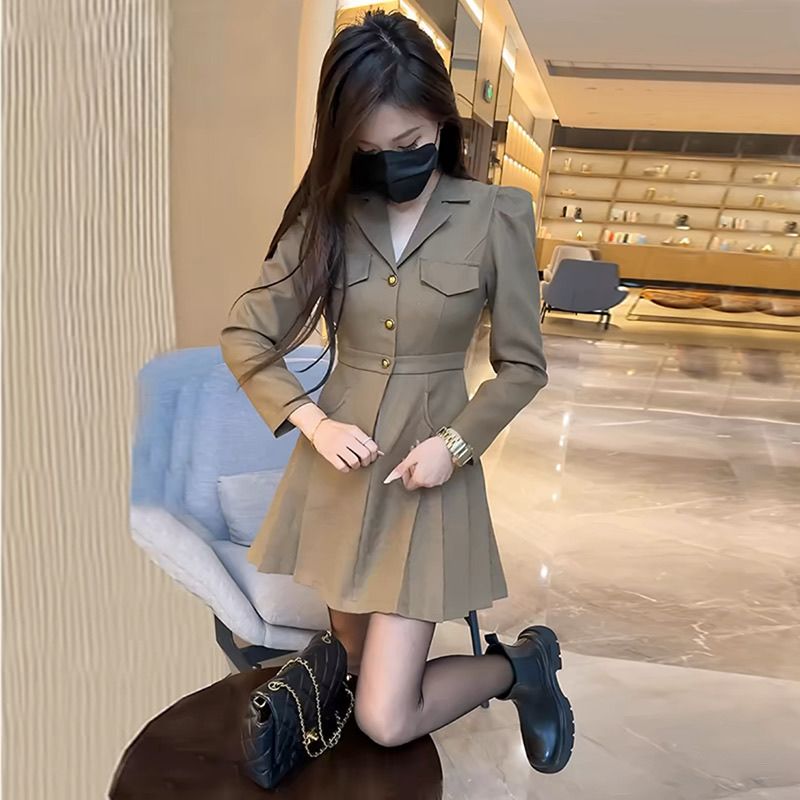 法式高级感收腰性感连衣裙2025春新款V领显瘦修身气质A字裙子6541