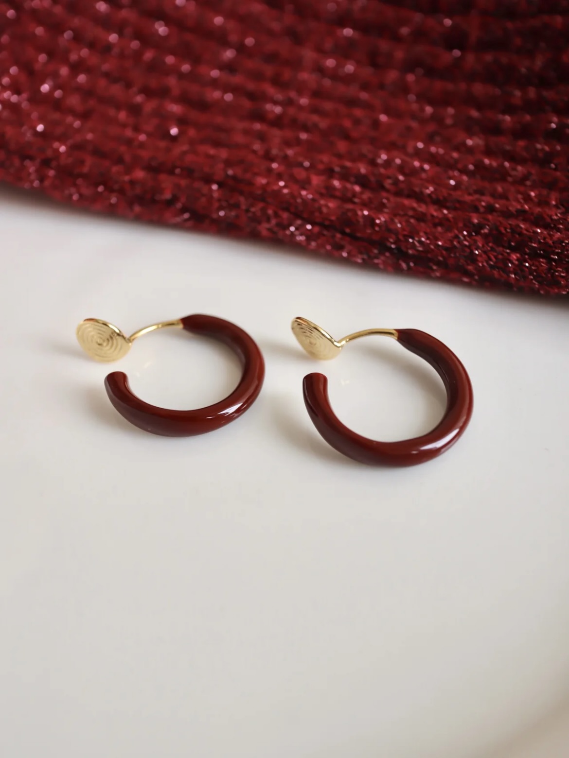 铜合金耳饰 H729酒红耳圈显白喜庆无耳洞耳饰蚊香盘耳夹高级气质