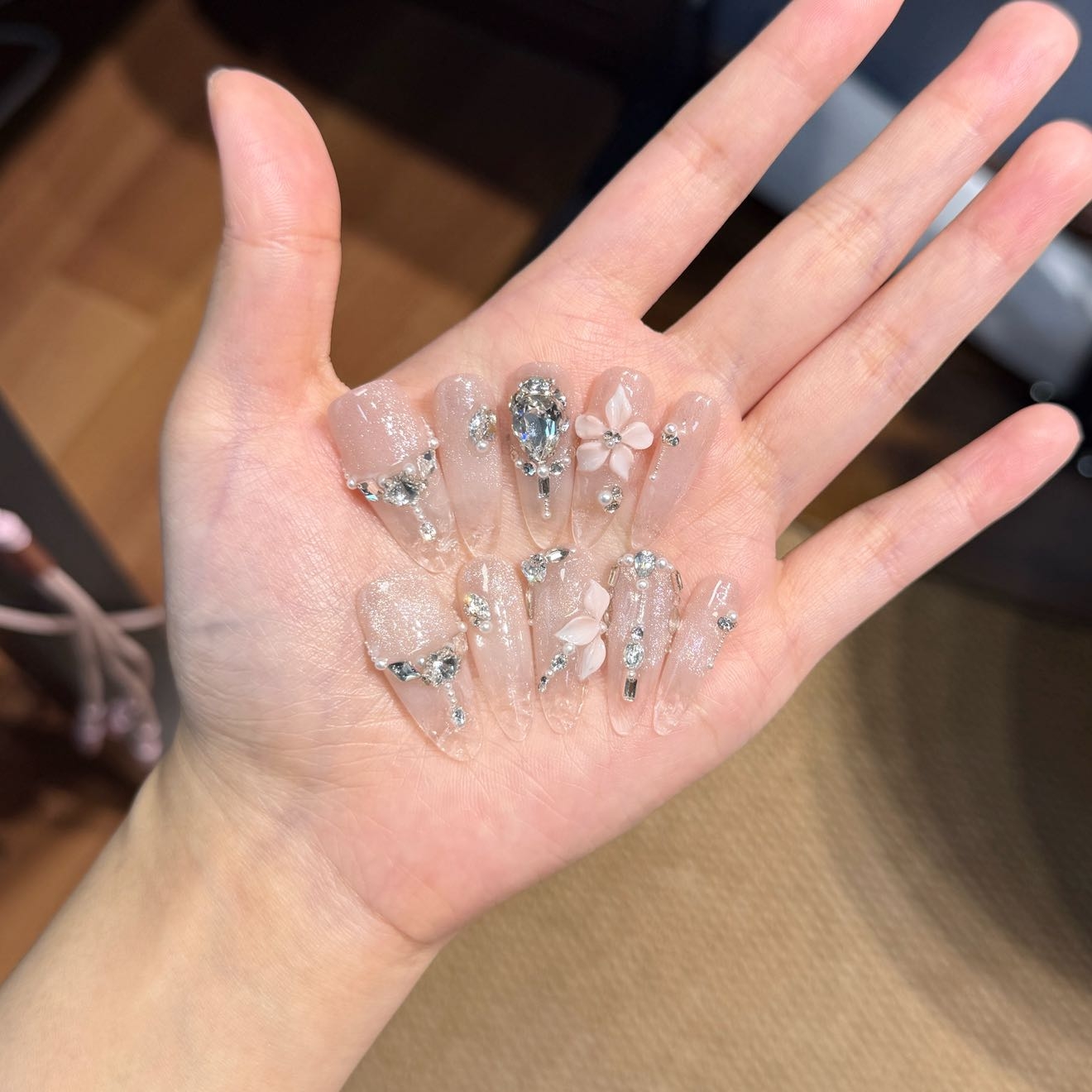 梦巴黎 长杏仁| 婚甲轻奢雕花猫眼纯欲显白温柔穿戴式美甲