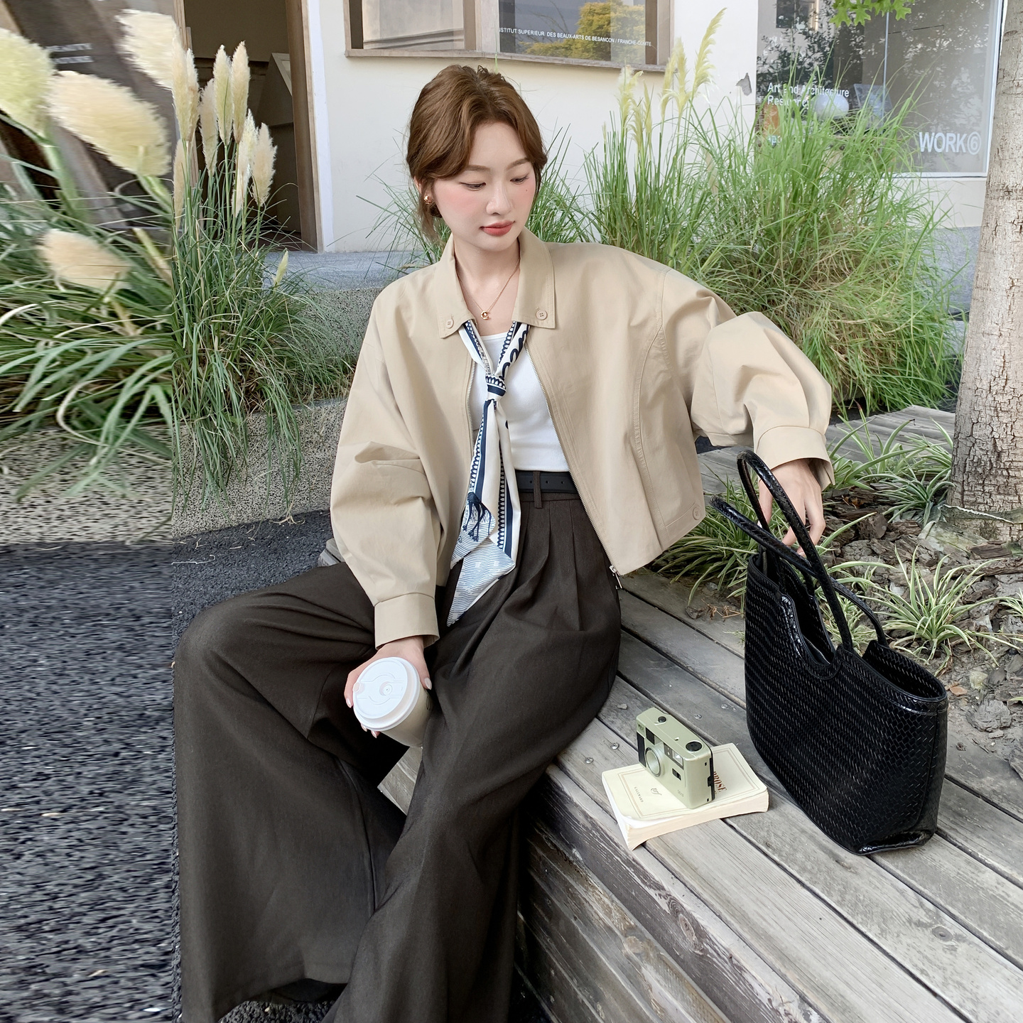 浅卡其色小个子韩里韩气丝巾装饰外套女2025秋季新款爆款时尚夹克