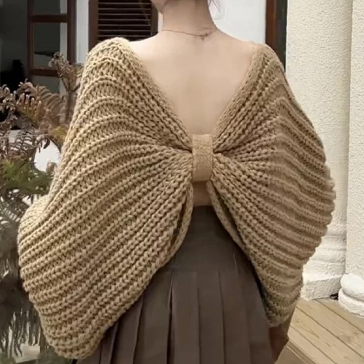 慵懒宽松露背穿搭上衣女秋设计感复古蝴蝶结毛衣外穿短款V领上衣