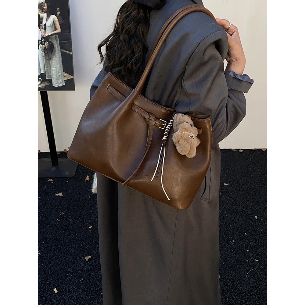 高级质感手提托特包包女2025秋冬新款大容量单肩包覆古通勤腋下包