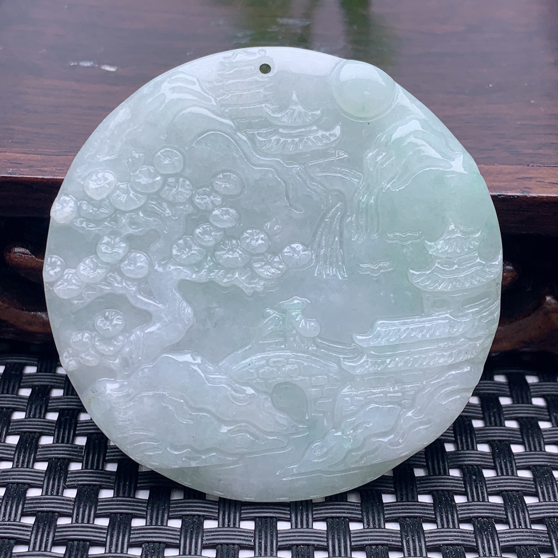 缅甸天然翡翠A货珠宝玉石白润冰透圆形山水牌挂坠步步高升精雕