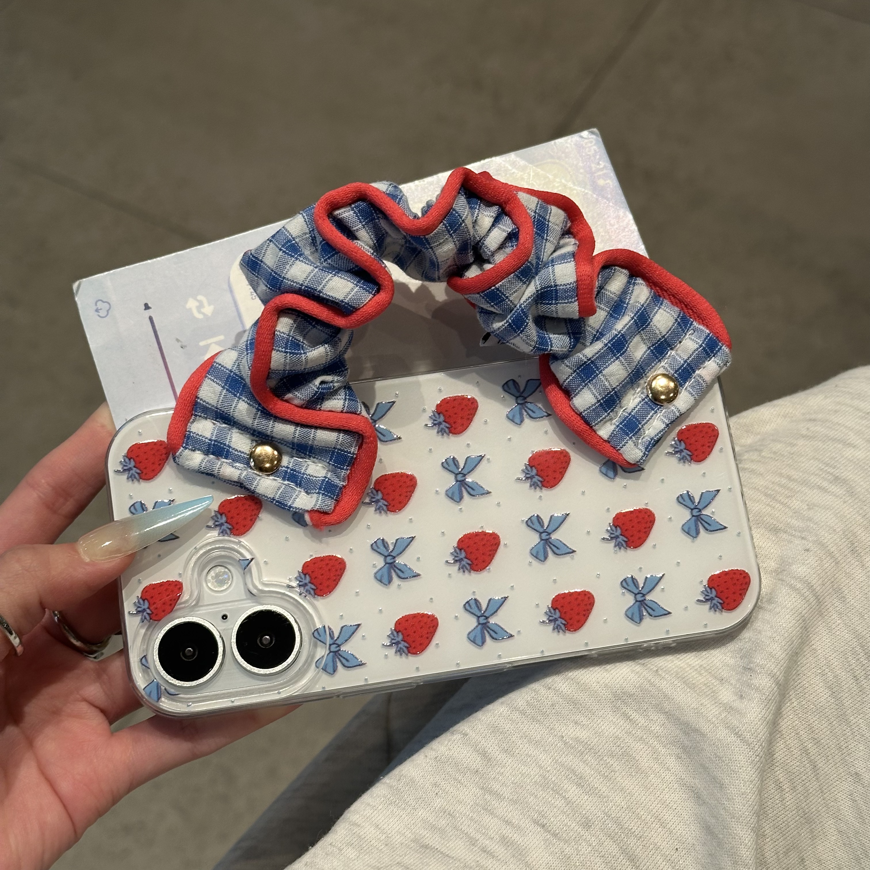 欧克里里蝴蝶结草莓褶皱腕带适用苹果16手机壳华为vivo小米15oppo