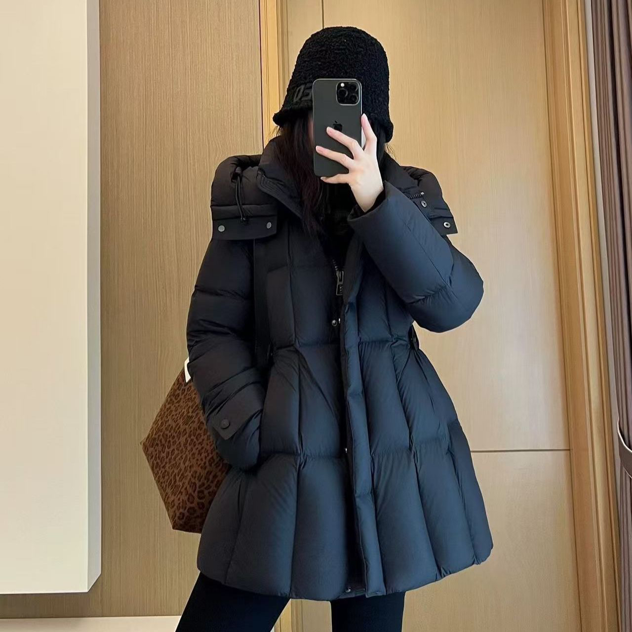 小蛮腰90白鹅绒新国标云感高奢连帽羽绒服