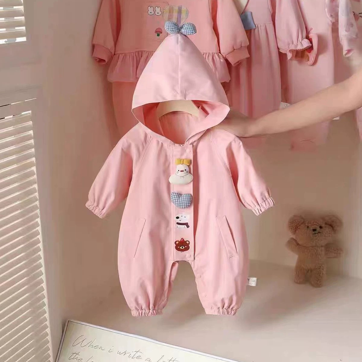 新款女宝宝春秋连体衣婴儿长袖连帽哈衣洋气超萌可爱幼儿卡通爬服