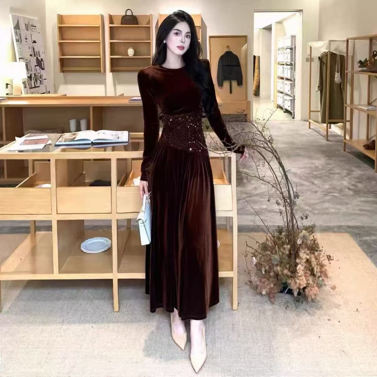 法式丝绒亮片连衣裙女秋冬新款长款气质高级感收腰显瘦a字长裙子