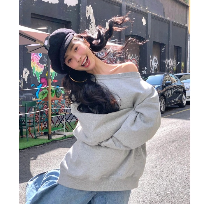 易梦玲春秋新款灰色软糯露肩卫衣女两穿一字肩休闲韩版宽松上衣女