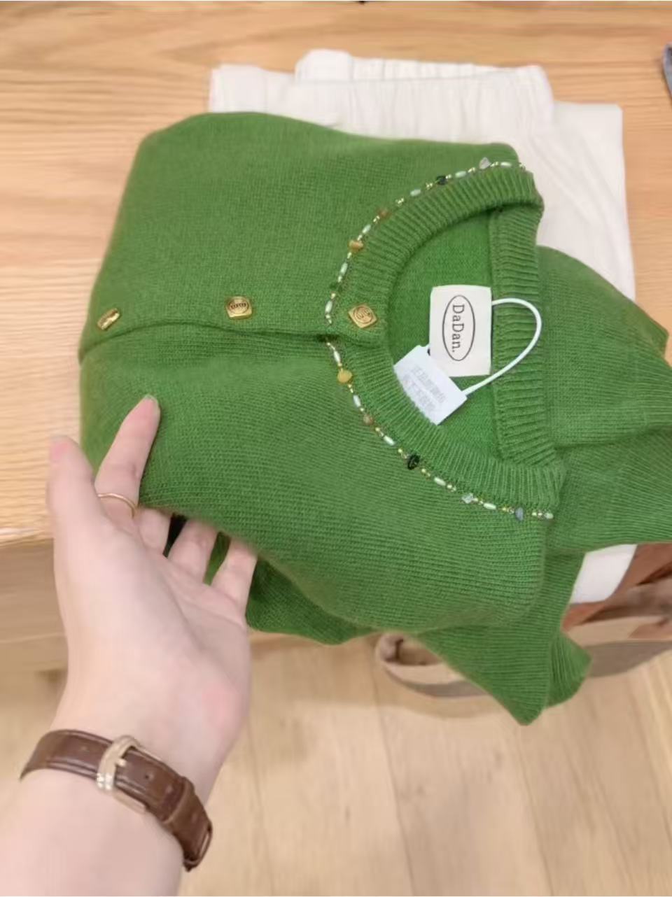 七言家新品！ins穿搭#森林绿手缝串珠领毛衣开衫104@