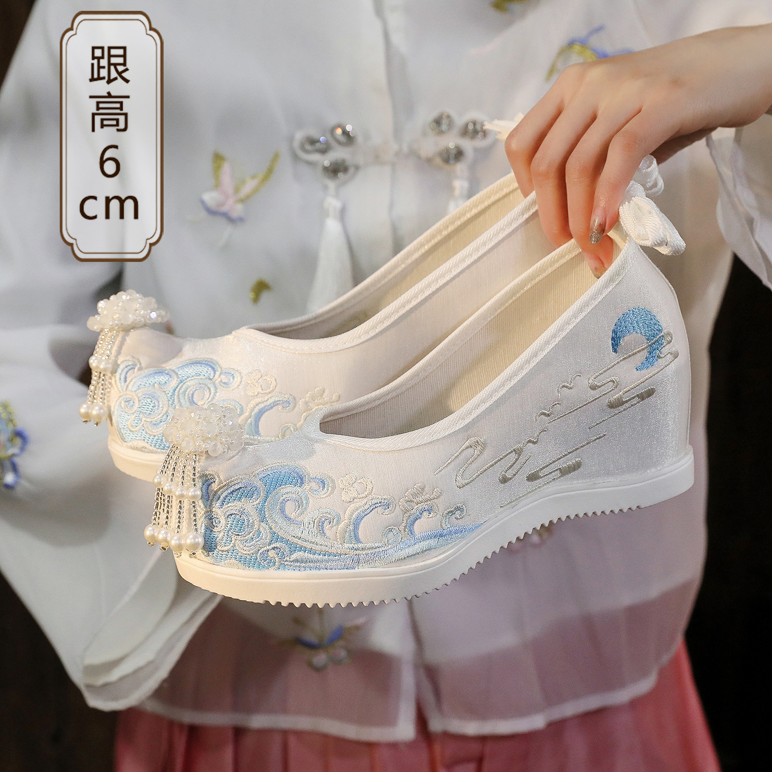 春季新款汉服绣花鞋女古装刺绣工艺内增高中式鞋明制民族风翘头鞋